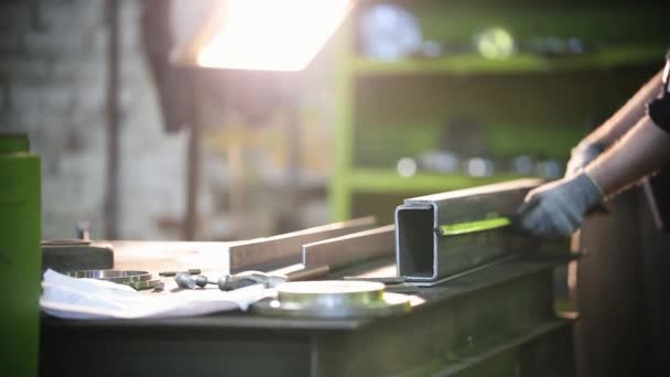 Muž měří délku ocelových kanálů — Stock video