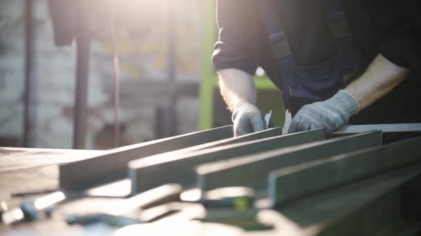 Een man neemt de afmetingen van verschillende kanten van het kanaal. — Stockvideo