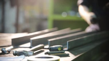 Bir adam fabrikada kanallarla çalışıyor.