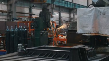 Bitki - kaynak ve metal konstrüksiyonları için gaz silindirleri - Mesafe bir adam bir cercular üzerinde çalışır