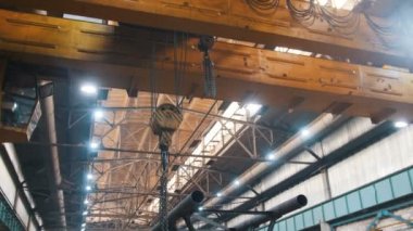 Tesis odası - Vinç gaz silindiri taşımak için zincir kanca düşürür