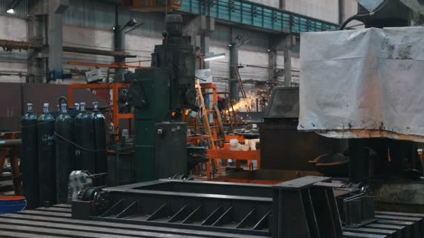 Завод - газовые баллоны для сварки и металлических конструкций - вдалеке человек работает на церкуляре — стоковое видео