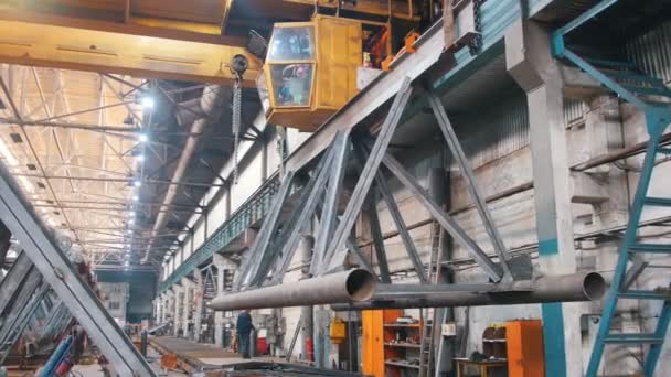 Кран рухає велику металеву конструкцію навколо заводу . — стокове відео