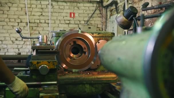 Lathe v práci-hřídel se otáčí a ostřuje na průmyslové stavbě — Stock video