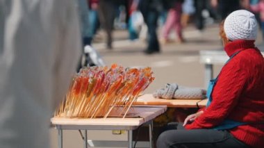 Tataristan, Laishevo 25-05-2019: Bir sopa üzerinde cockerels satan kadın