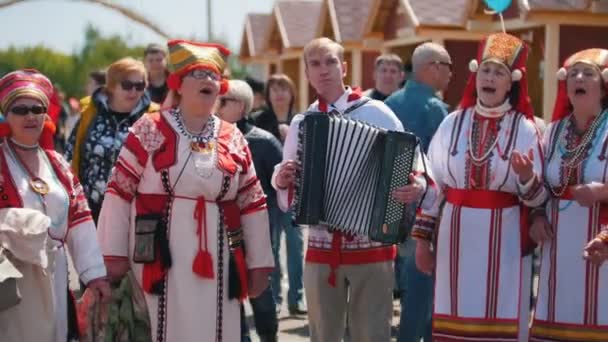 Tataristan, Laishevo 25-05-2019: Geleneksel Rus kostümlü kadınlar şarkı söylüyor ve adam akordeon çalıyor — Stok video