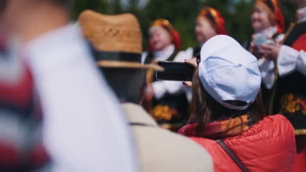 Tataristan, Laishevo 25-05-2019: Bir grup kadın müzikle performans sergiliyor ve insanlar telefonda fotoğraf çekiyor — Stok video