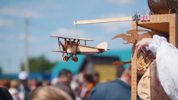 Tataristan, Laishevo 25-05-2019: Woden oyuncak - arket yerde uçak. — Stok video