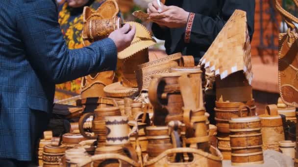 Tatarstan, Laishevo 25-05-2019: een man verkoopt houten en rieten souvenirs — Stockvideo