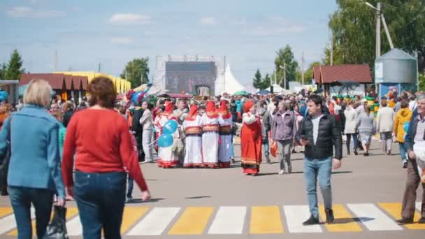 Tatarstan, Laishevo 25-05-2019: Le donne in costumi tradizionali russi provano in cerchio. Intorno a loro una folla di persone — Video Stock