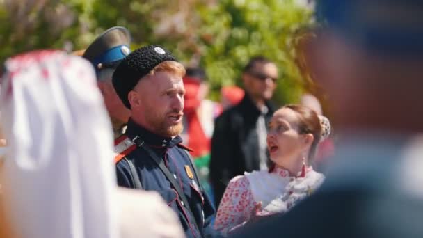 Tatarstan, Laishevo 25-05-2019: Um homem de uniforme militar canta em um grupo de pessoas . — Vídeo de Stock