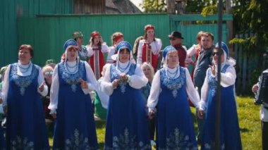 Tataristan, Laishevo 25-05-2019: Kadınlar koro şarkı söylerken, adam akordeon çalıyor