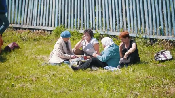 Tartaristán, Laishevo 25-05-2019: Mujeres matur rusas se sientan juntas para hacer un picnic — Vídeos de Stock