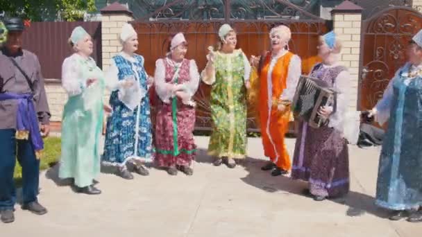 タタールスタン、ライシェボ25-05-2019:古いロシアの女性と男性が踊り、円で歌います。そのうちの一人はアコーディオンを演奏する — ストック動画