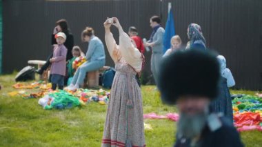 Tataristan, Laishevo 25-05-2019: Geleneksel Rus kıyafetleri içinde kadınlar sahada ve dinlendi.