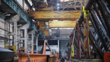 Fabrika topraklarında iş vinç üretir
