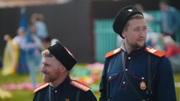 塔塔尔斯坦，莱谢沃 25-05-2019： 两名身着军装的男子站在一起，环顾四周 — 图库视频影像