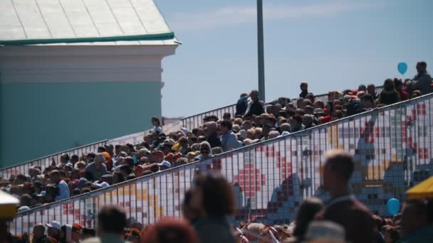 Tatarstan, Laishevo 25-05-2019: Una folla di persone sedute nello stadio . — Video Stock