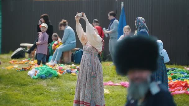 Tatarstan, Laishevo 25-05-2019: kvinnor i traditionellt Ryss klädsel är på sätta in och vila. — Stockvideo