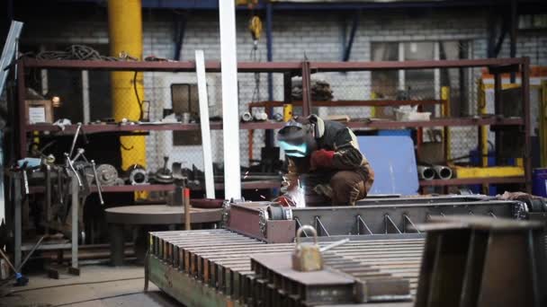 Un uomo esegue lavori di saldatura in attrezzature protettive - Plant — Video Stock