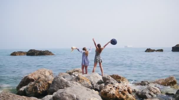 Dos atractivas mujeres caminan por la costa pedregosa de Sorrento y se regocijan — Vídeo de stock