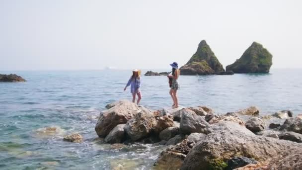 Duas mulheres atraentes na praia de Sorrento, uma delas tocando guitarra e dançando — Vídeo de Stock