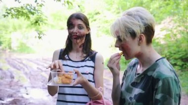 Zombi kıyametçekim backstage. Zombiler patates kızartması ve bir makyaj sanatçısı kurtulan adam için makyaj uygulayarak yeme