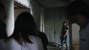 Zombi kıyameti. Duvardan çıkan ve zombilere nişan alan bir silahla hayatta kalan kadın