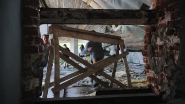 Terk edilmiş binada zombi saldırısı. Hayatta kalanlar zombilerden kaçıyor ve onlardan çit koyuyorlar.