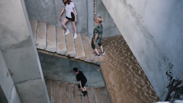 Terk edilmiş binadaki merdivenlerde yürüyen zombiler. — Stok video
