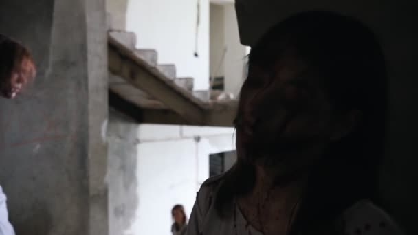 Zombies no chão. Uma mulher sobreviveu a andar nas escadas. Zombies notando-a e dando a volta — Vídeo de Stock