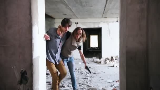 Um ataque de zombies num edifício abandonado. Sobreviventes cansados escapando dos zumbis — Vídeo de Stock