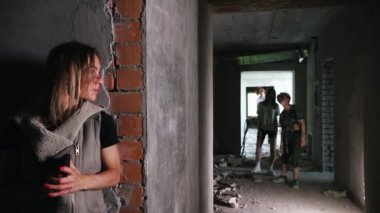 Bir duvarın arkasında saklanan ve zombi bakarak bir silah ile zombi kıyamet hayatta