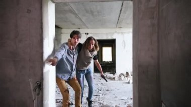 Terk edilmiş binada zombi saldırısı. Yorgun kurtulanlar birbirleri tarafından tutarak ve gün ışığında zombi kaçan