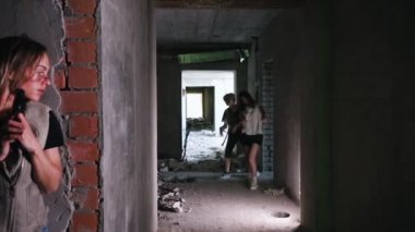 Zombiler bir duvarın arkasına saklanan bir silah ile zombi kıyamet ise hayatta kadın