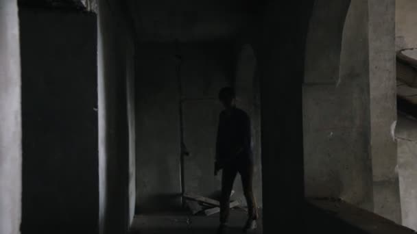 Homme survivant marchant dans le noir dans un bâtiment abandonné. Jour de la mort, apocalypse .