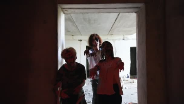 Зомби, идущие в темном коридоре при красном освещении — стоковое видео