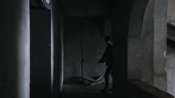 Вцілілий чоловік ходить в темряві в покинутій будівлі і натикається на зомбі . — стокове відео