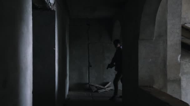 Homme survivant marchant dans le noir dans un bâtiment abandonné et trébuche sur un zombie .