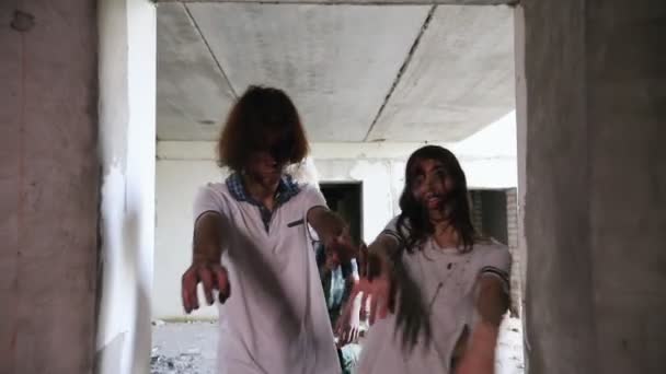 Zombie berjalan di koridor gelap di gedung kosong — Stok Video