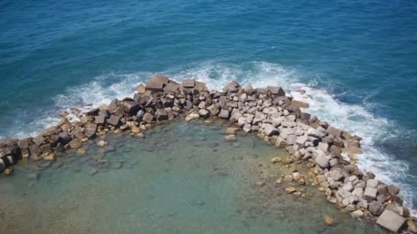 Una bahía de agua azul clara en Sorrento. Un círculo de rocas . — Vídeos de Stock