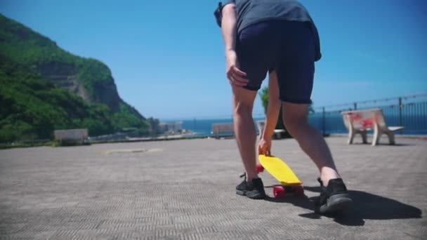 Ein Mann, der auf einem Penny Board auf einer Aussichtsplattform Schlittschuh läuft — Stockvideo