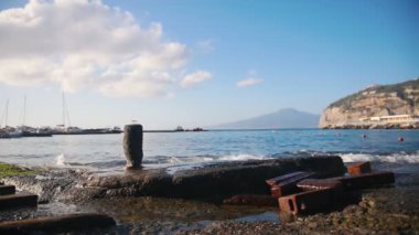 Sorrento'da berrak mavi bir deniz koyu