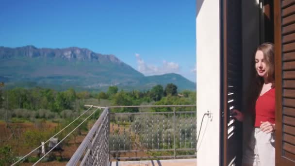 Un jeune couple qui sort sur le balcon et s'étreint — Video