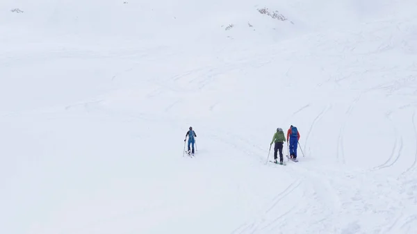 Station de ski. Trois touristes marchant vers le haut par le ski dans une montagne — Photo