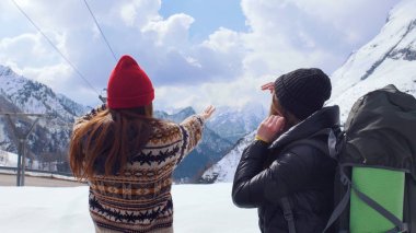 Dolomites etrafa bakan iki genç kadın gezginler - dağda pointint