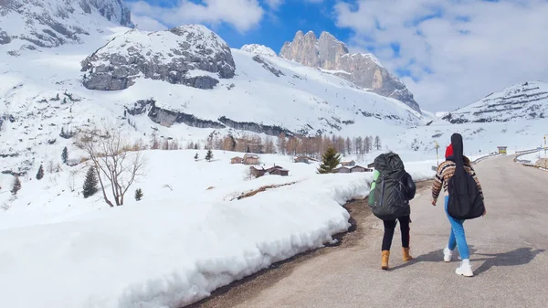 Two young women tourist traveling in Dolomites with big backpack and guitar — Stock Photo, Image