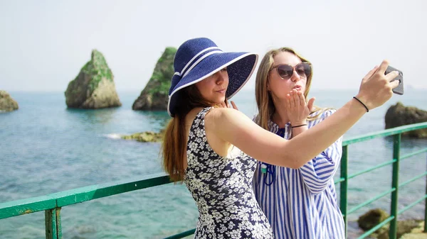 Duas jovens mulheres tiram uma selfie no fundo do mar mostrando um beijo de sopro — Fotografia de Stock