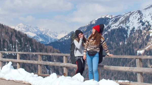 Twee jonge vrouwen toerist staande op een achtergrond van bergen en lachen-reizen — Stockfoto