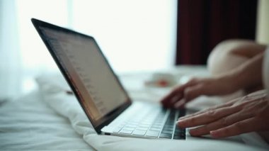 bir dizüstü bilgisayar ile çalışan bir kadın